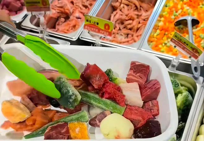 麻辣烫25一斤全是真肉上海狗有福了！AG真人app破防了！上海惊现狗狗(图4)