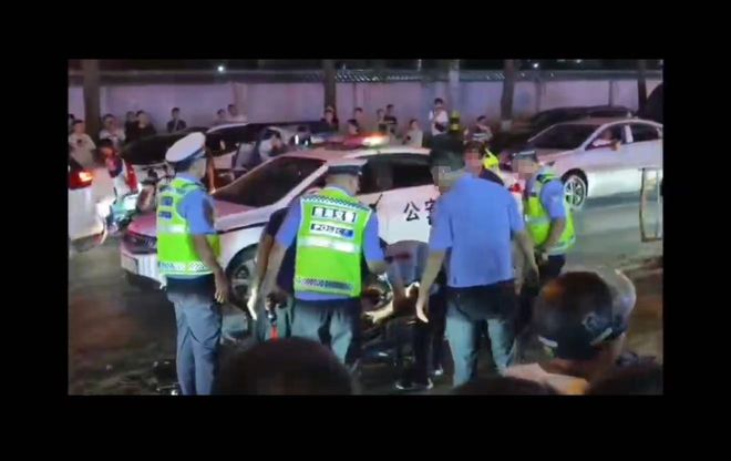 交警及路人！司机下车逃窜被当场控制医院：交警多发骨折、头部受伤AG真人国际网站曝光！西安一奔驰商务车深夜遇查酒驾强闯卡撞伤(图1)